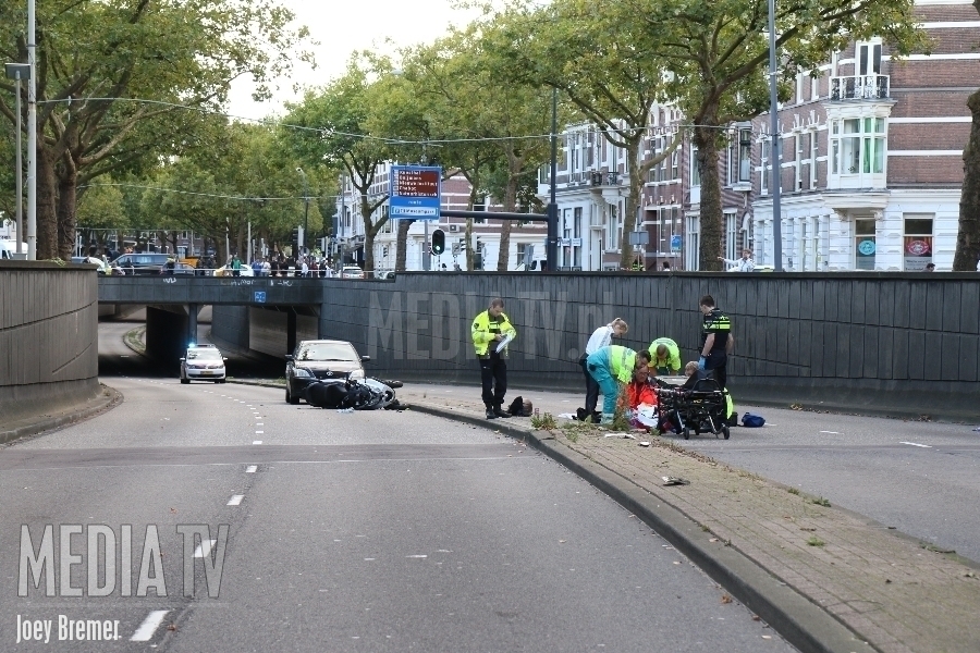 Gewonden bij aanrijding voetganger en motorscooter 's-Gravendijkwal Rotterdam (video)
