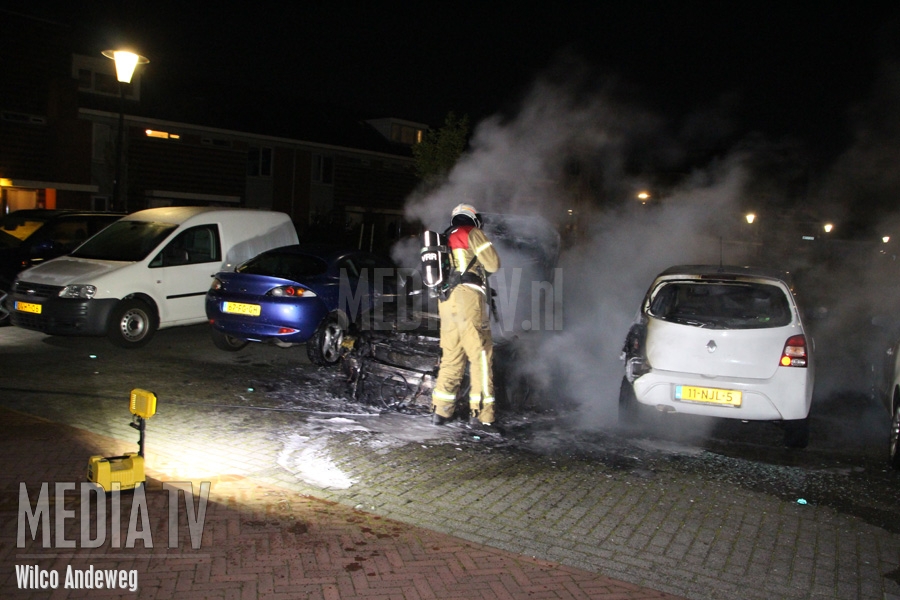 Auto's zwaar beschadigd na brand Vlierwede Barendrecht (video)