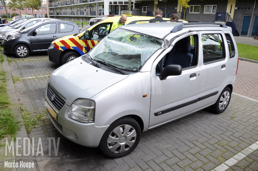 Auto knalt tegen flat Angelslo Rotterdam