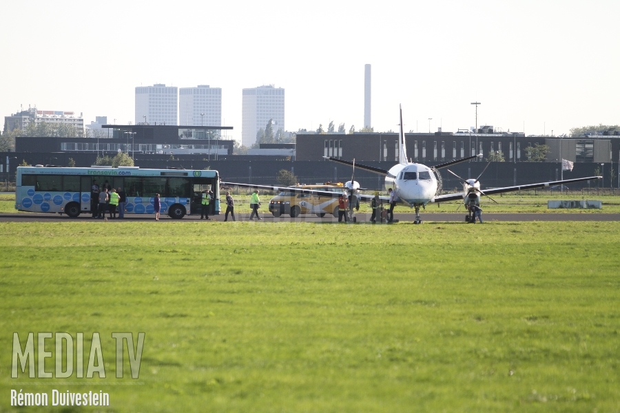 Vliegtuig in problemen maakt voorzorgslanding op Rotterdam-Airport (video)