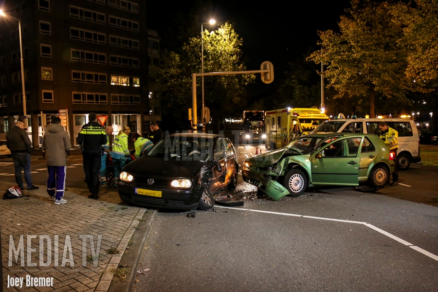 2 gewonden en veel schade bij aanrijding Pompenburg Rotterdam