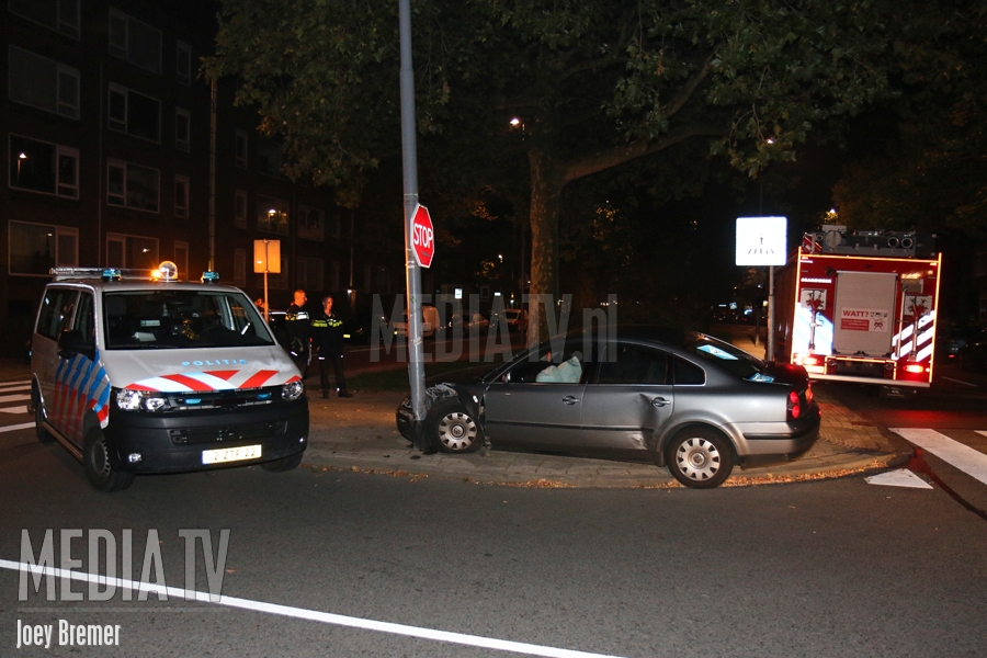 Auto crasht tegen paal nadat deze gevlucht was bij aanrijding Bergselaan Rotterdam