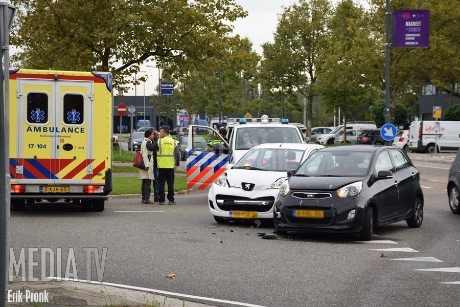 Auto's botsen op 's-Gravelandseweg in Schiedam