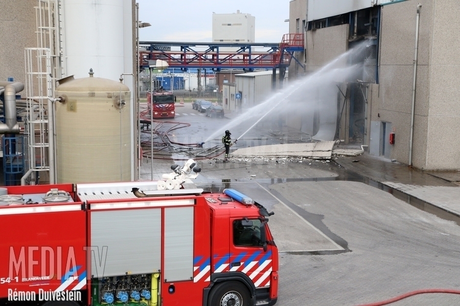 Drie gewonden bij explosie in fabriek Vondelingenweg Rotterdam (video)