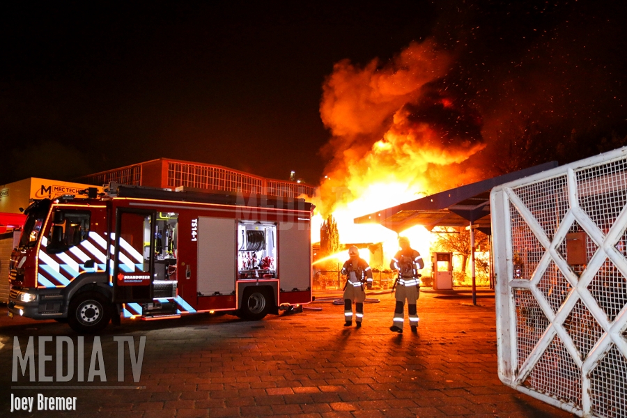 Uitslaande brand in kantoor van de WAC aan de Admiraal de Ruyterstraat Schiedam (video)