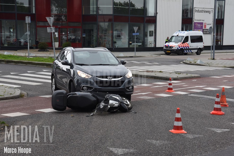Automobilist ziet scooterrijder over het hoofd Matlingeweg Rotterdam