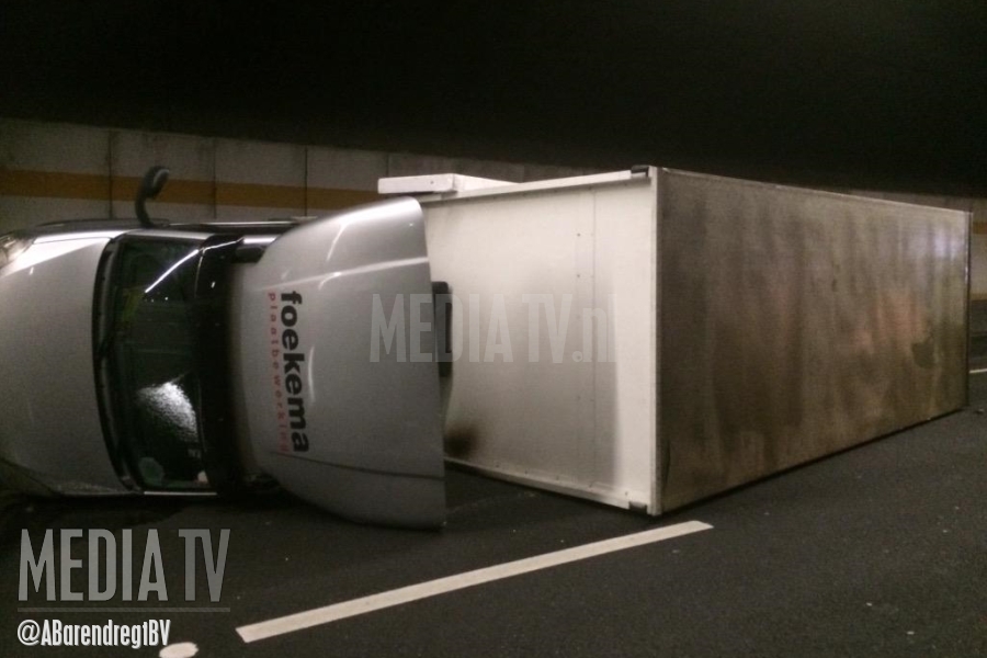 Kleine vrachtwagen gekanteld in Heinenoordtunnel