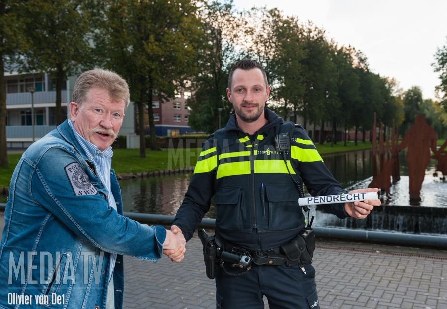 Stokje overgedragen aan nieuwe wijkagent Pendrecht Rotterdam