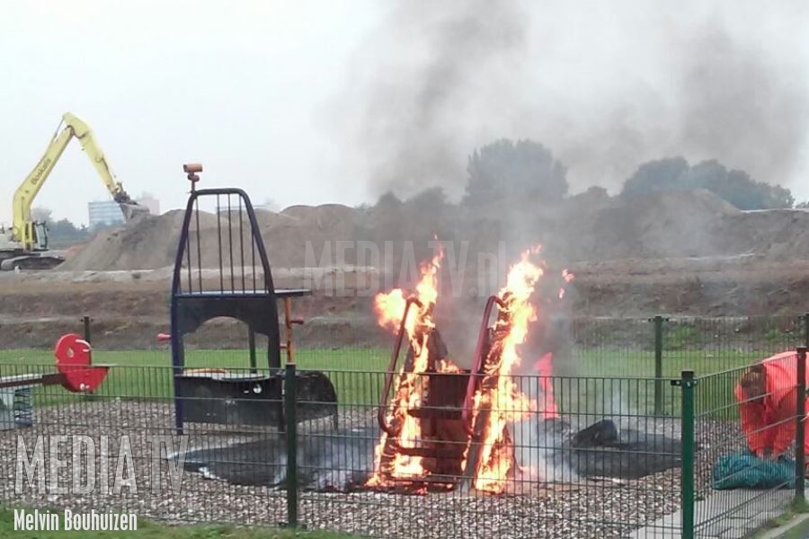 Speeltoestel gaat in vlammen op Koperslagerhof Schiedam