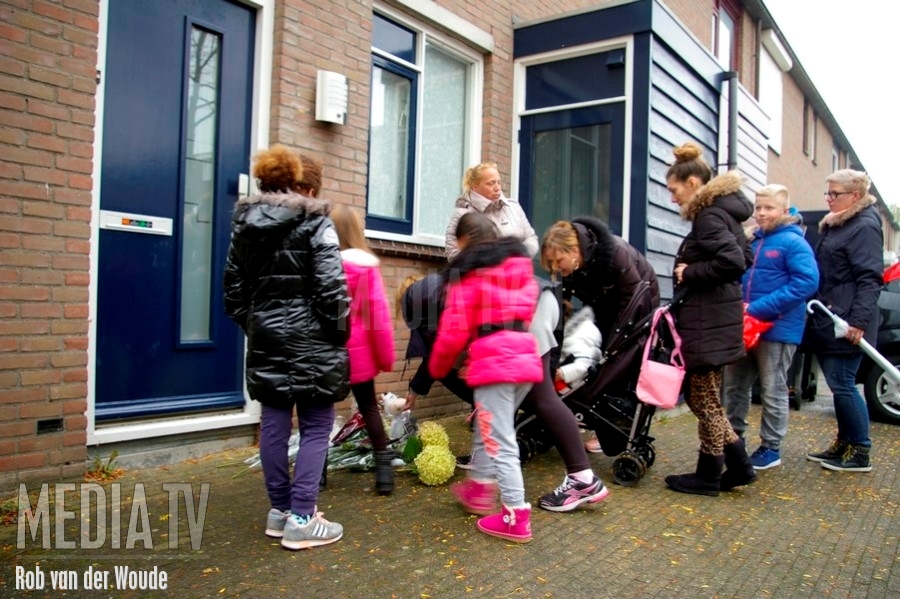 Buurtbewoners leggen bloemen bij woning van overleden kleuter in Dordrecht