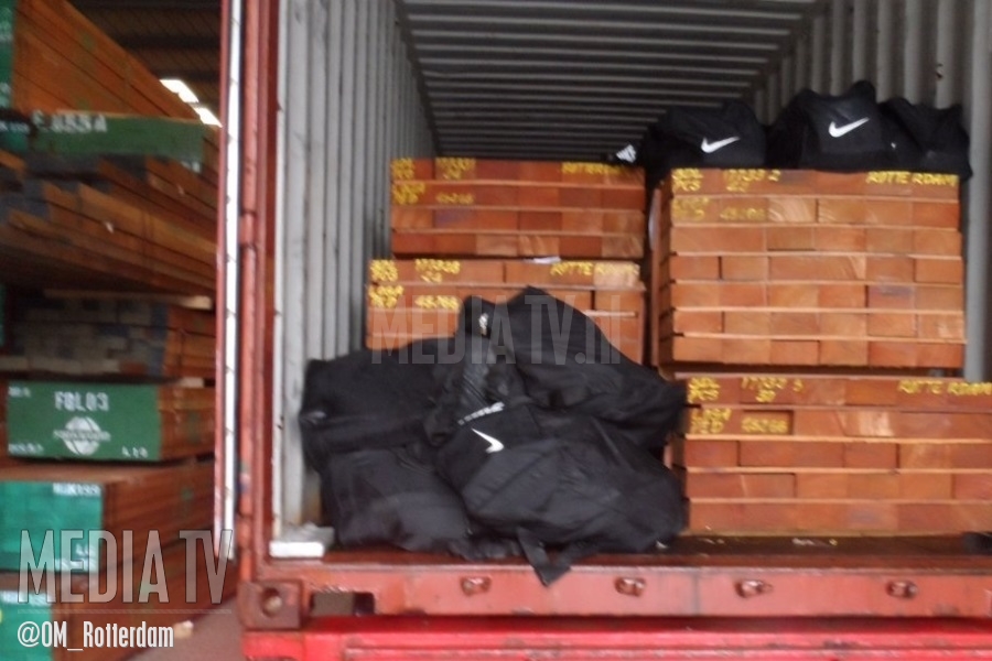 Werknemers Rotterdams bedrijf vinden acht tassen met cocaÃ¯ne in container