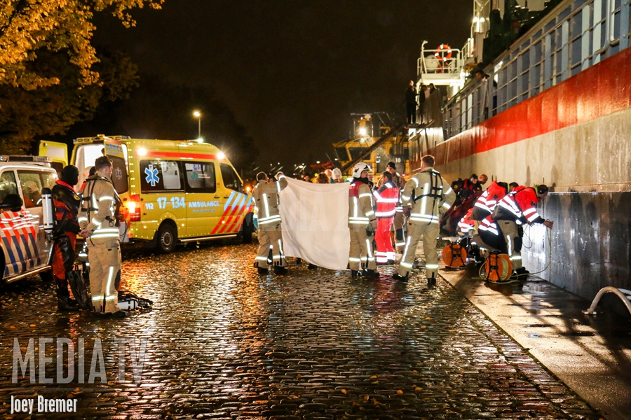 Persoon overleden nadat deze tussen wal en schip was beland Parkkade Rotterdam (video)