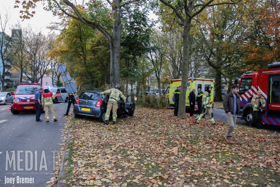 Auto tegen boom na ongeval op Mozartlaan Schiedam