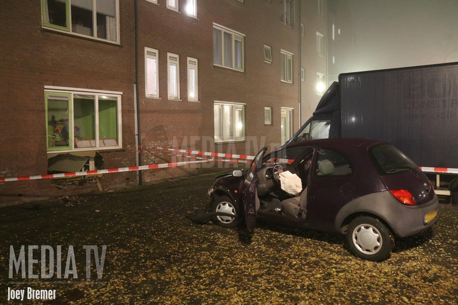 Auto rijdt woning binnen Fresco Capelle aan den IJssel (video)