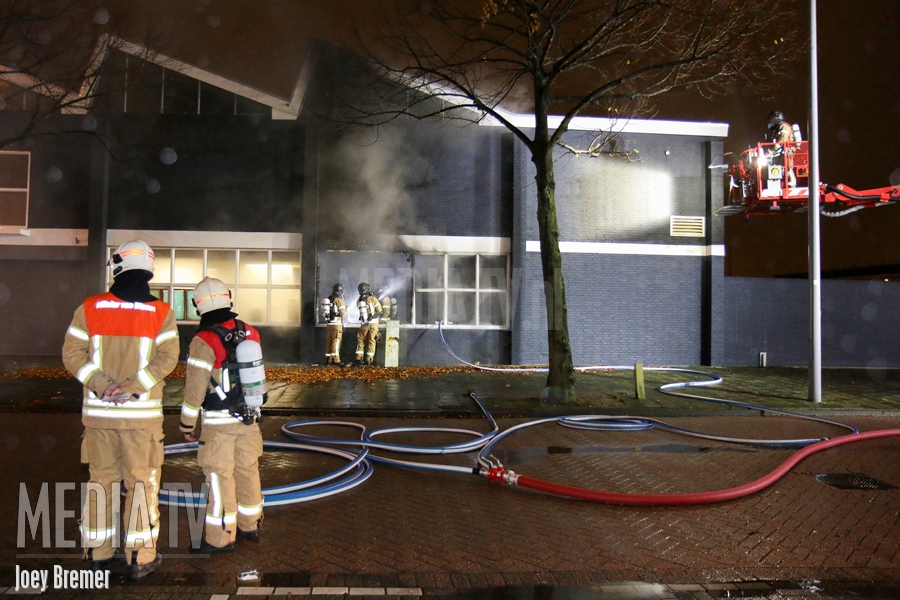 Fikse brand in garagebedrijf Linschotenstraat Rotterdam