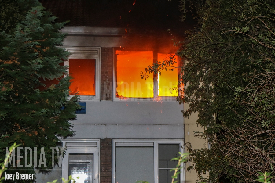 Uitslaande brand in woning Ruijsdaelstraat Rotterdam (video)