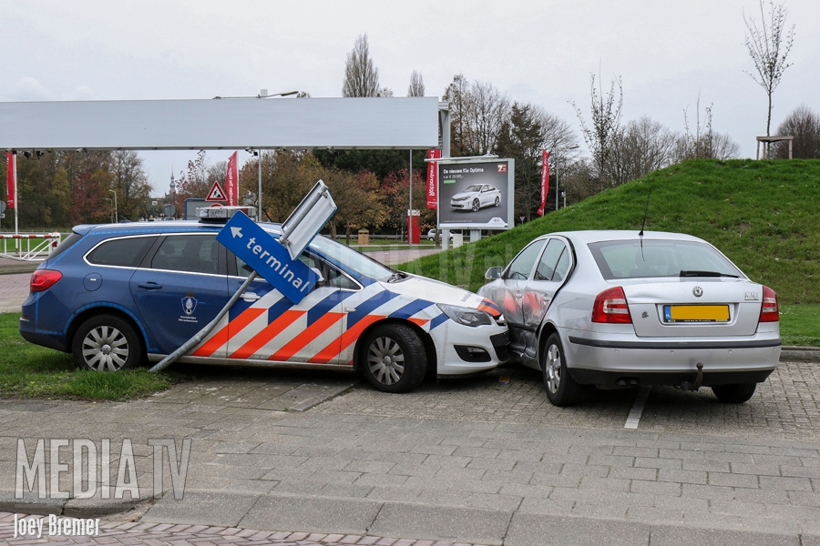 Voertuig Koninklijke Marechaussee ramt auto Rotterdam The Hague Airport (video)