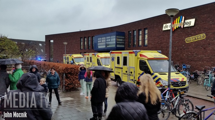 Klimrek met 30 kinderen bezwijkt in gymzaal basisschool De Klinker Schiedam