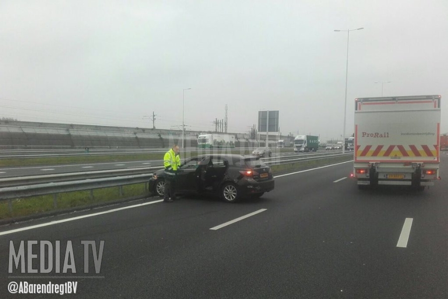 Ongeval tussen personenauto en vrachtwagen op snelweg A15 bij Rhoon