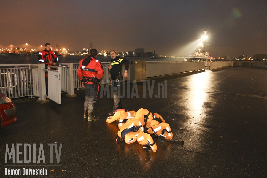 Boot slaat om en zinkt, 12 personen te water Bartel Wiltonkade Rotterdam (video)