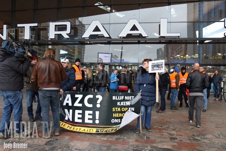 Politie zet veel personeel in bij demonstratie Pegida in Rotterdam (video)
