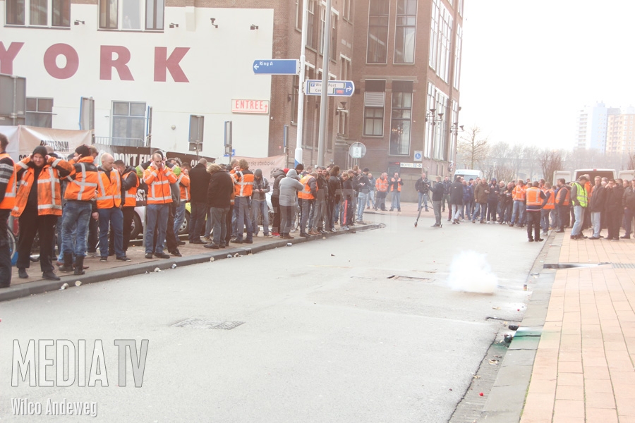 Opnieuw protest van havenwerkers op de Kop Van Zuid in Rotterdam (video)