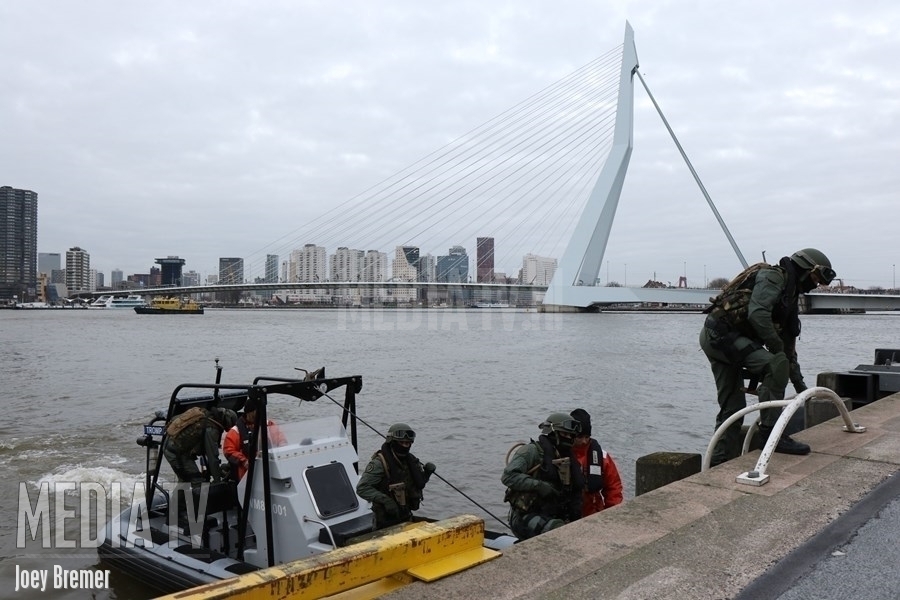 Koninklijke Marine geeft demonstratie op de Nieuwe Maas in Rotterdam