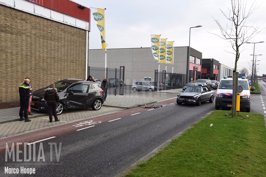 Aanzienlijke schade na aanrijding Industrieweg Rotterdam