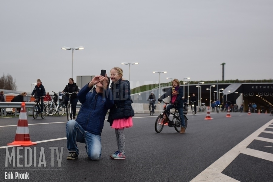 Fietsen en wandelen over de nieuwe snelweg A4 Delft-Schiedam
