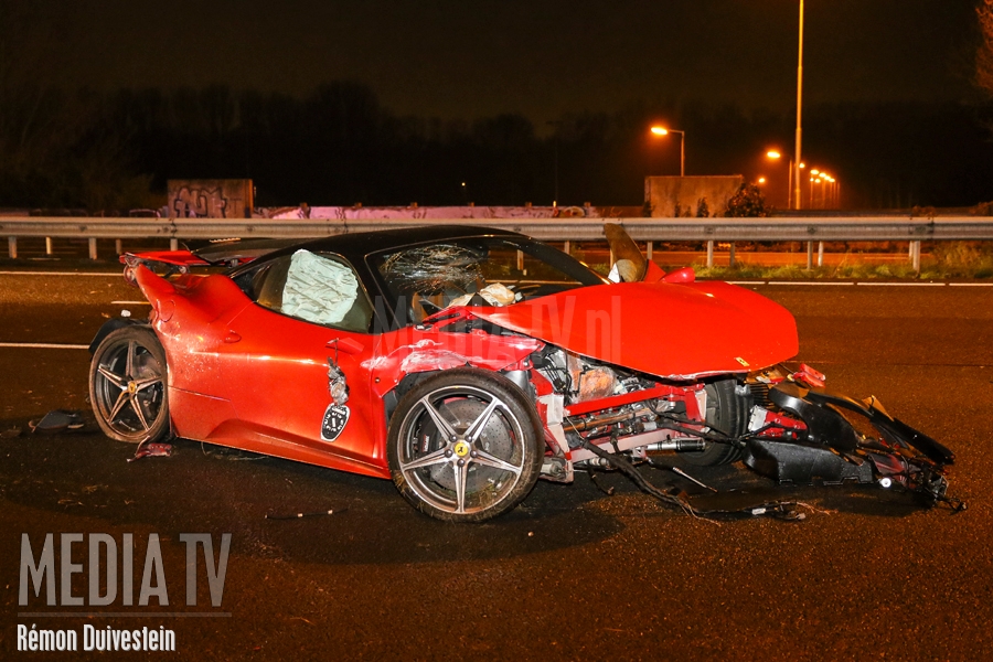Peperdure Ferrari in de prak na ongeval op de A16 in Rotterdam (video)