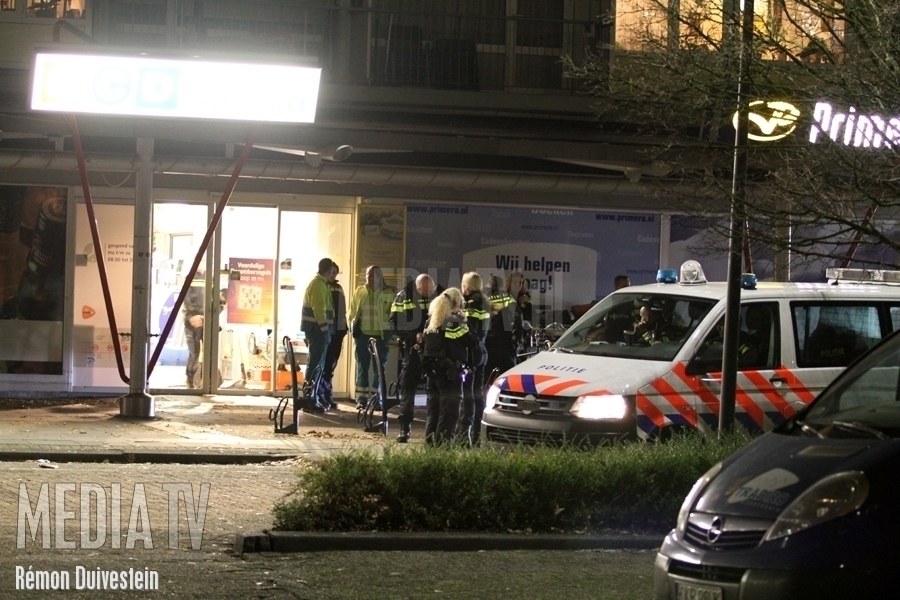 Arrestatieteam ingezet voor verwarde man in supermarkt Dirk de Derdelaan Vlaardingen (video)