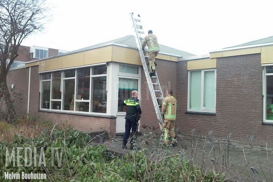 Brandweer rukt uit voor brandlucht bij school Baarnhoeve Vlaardingen