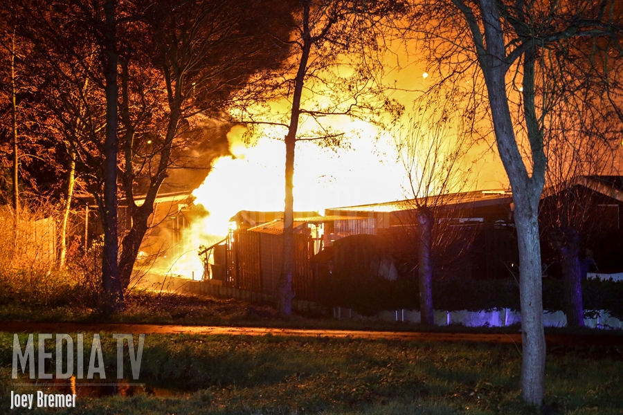 Uitslaande brand op volkstuinvereniging Vijfsluizen Schiedam (video)