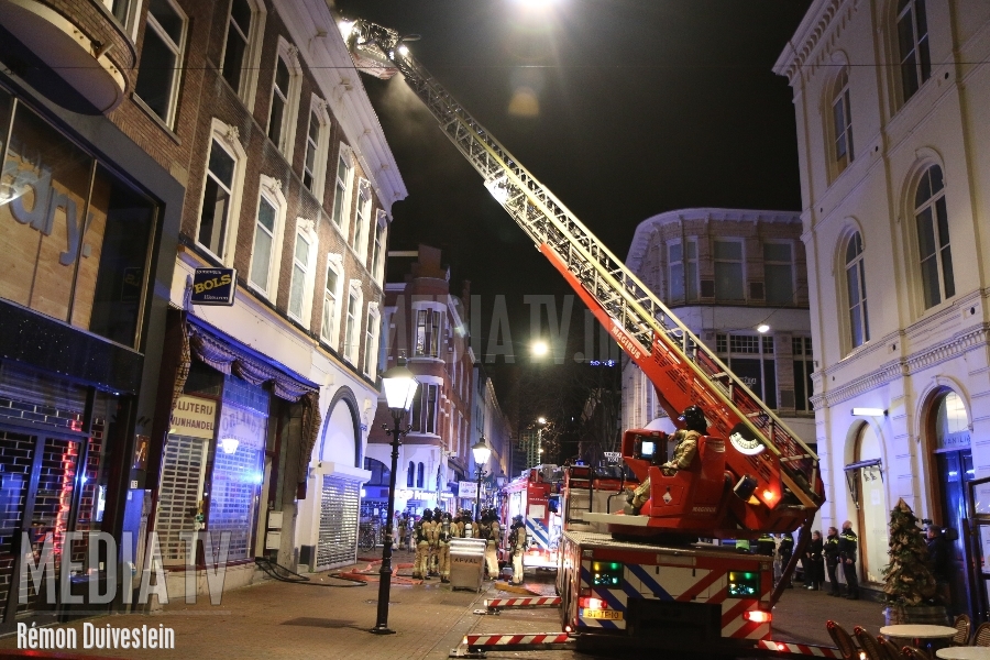 Grote brand in woning Oude Binnenweg Rotterdam (video)