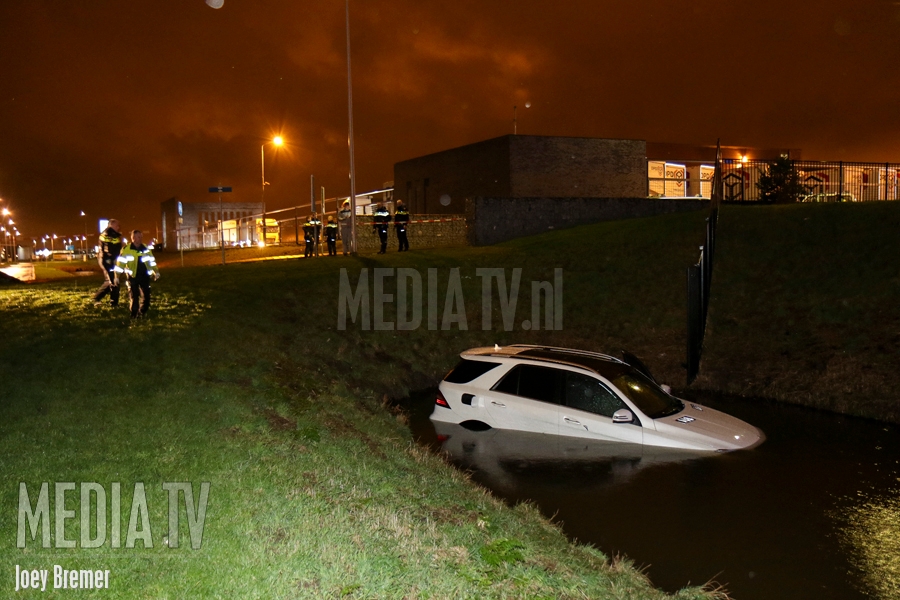 Gestolen Mercedes te water na politieachtervolging Marconisingel Berkel en Rodenrijs