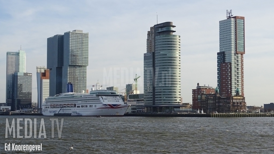 Cruiseschip Aurora sluit cruiseseizoen 2015 af in Rotterdam