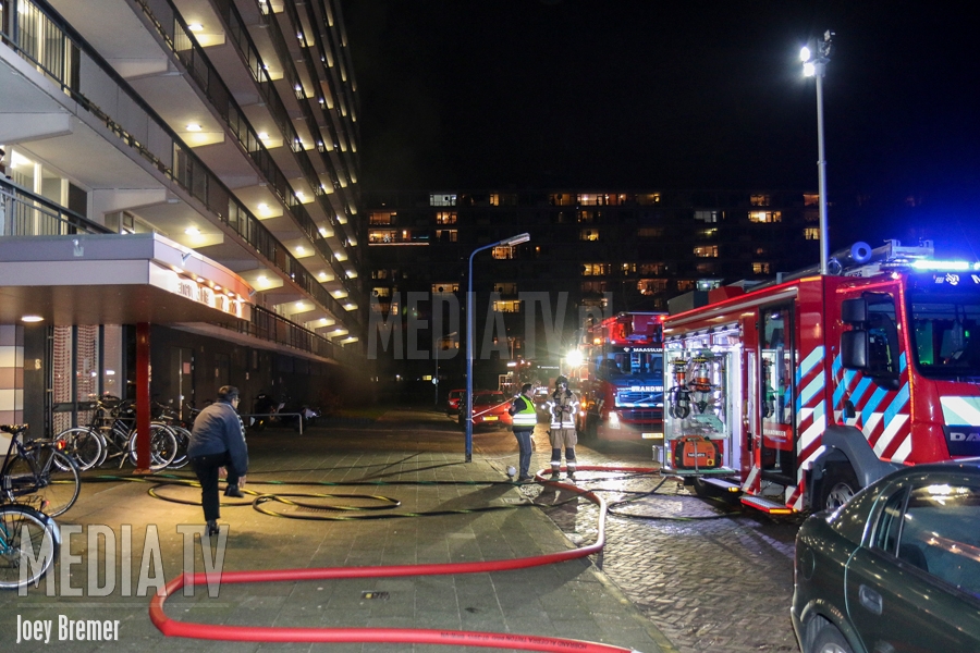 60 personen geÃƒÂ«vacueerd na grote brand in flat Burg. Zaneveldstraat Maassluis