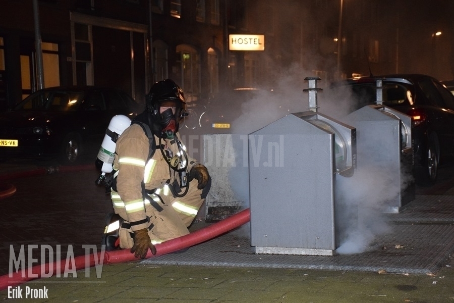 Brandweer blust containerbrandje aan de Coolsestraat in Rotterdam