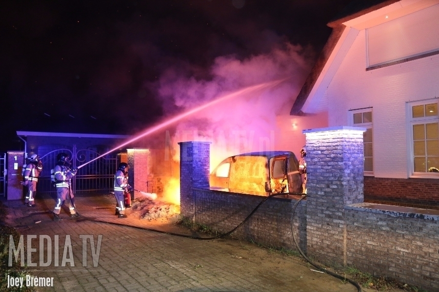 Bestelwagen in brand naast villa Zuideinde Berkel en Rodenrijs (video)