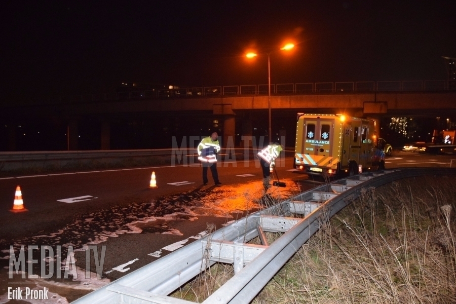 Motorrijder onderuit op afslag snelweg A4 Vlaardingen-Oost