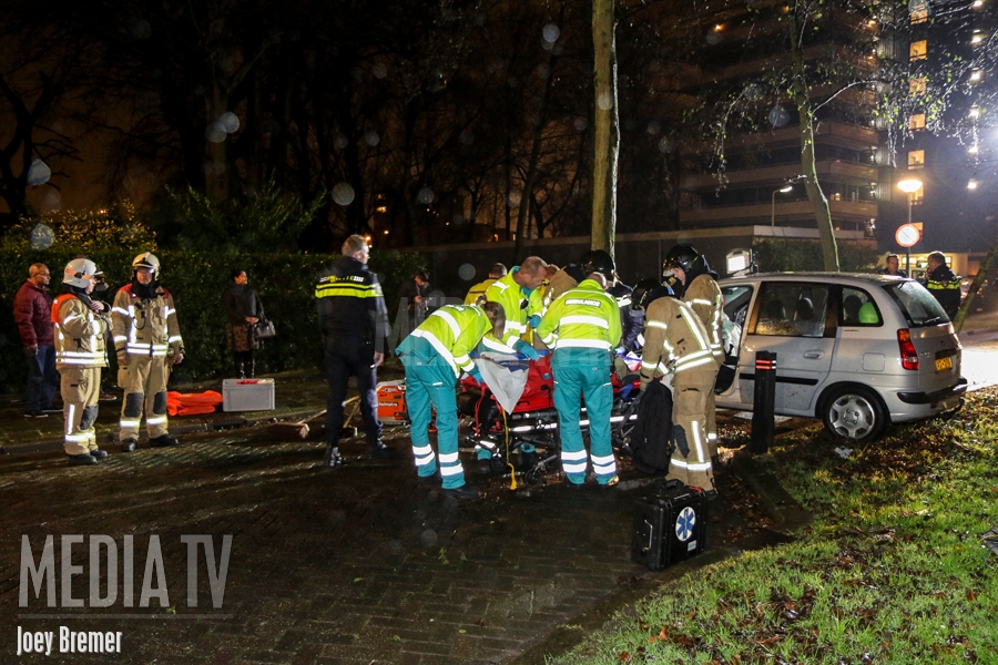 Automoblist gewond na botsing auto vs boom Laan van Spieringshoek Schiedam