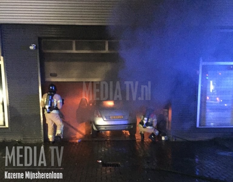 Voertuigbrand in garagebedrijf Sluisjesdijk Rotterdam (video)