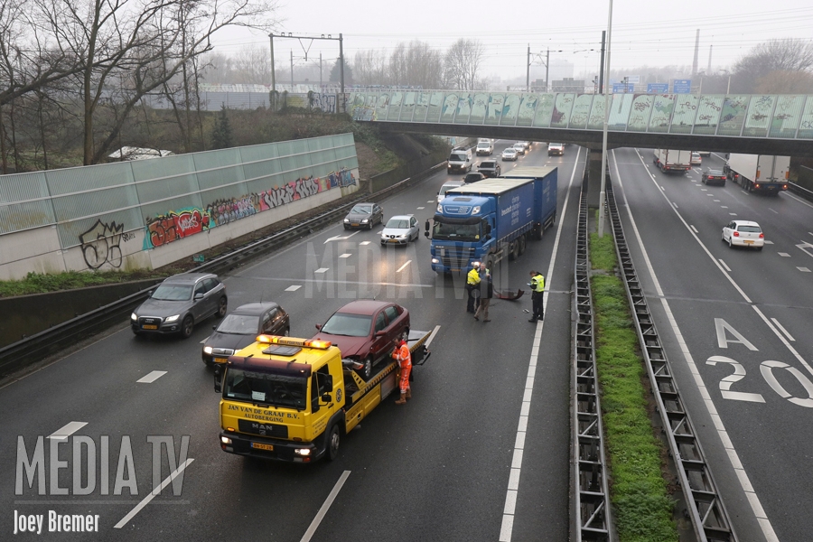 Ongeval tussen twee vrachtwagens en personenauto op A20 Rotterdam