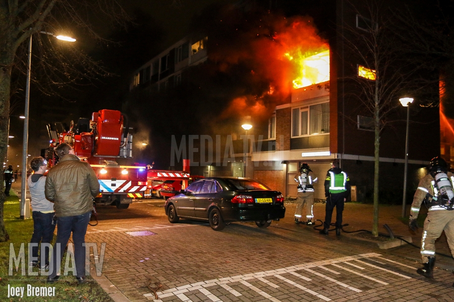 Uitslaande brand in woning Burgemeester Van Haarenlaan Schiedam (video)