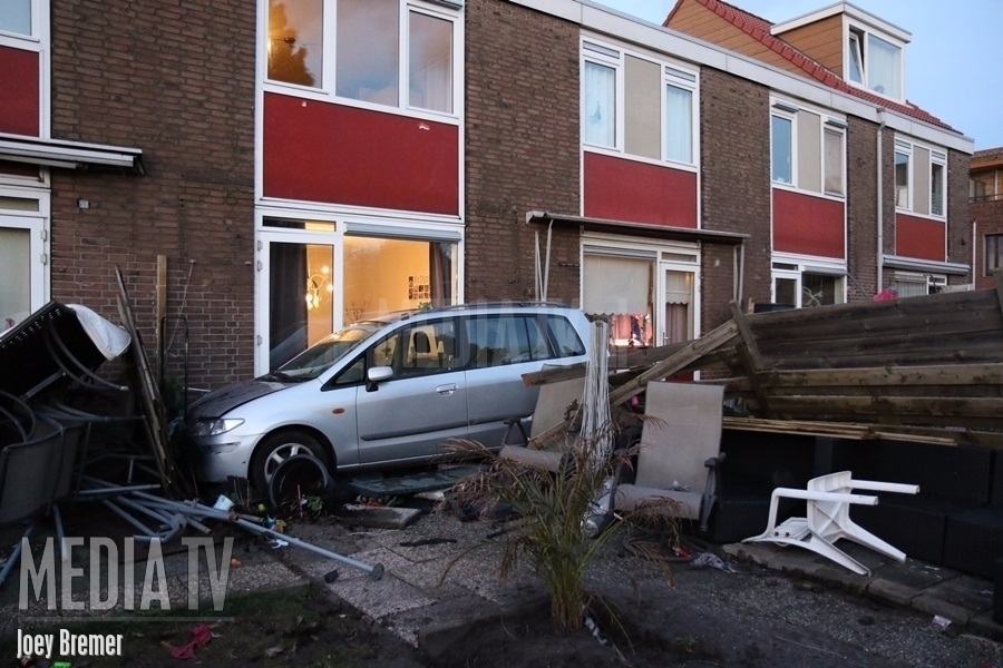Auto veroorzaakt ravage in vier tuinen aan de Van Zyll de Jongstraat Pernis (video)
