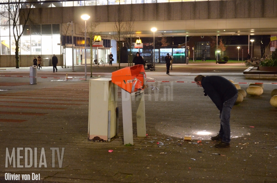 Brievenbus opgeblazen door zwaar vuurwerk Slinge Rotterdam (video)