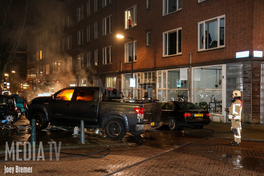 Auto botst tegen elektriciteitshuisje en vliegt in brand Lombardkade Rotterdam (video)