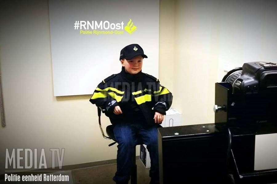 7-jarige Rowan beleeft een uniek middagje achter de schermen bij de Politie Rijnmond Oost