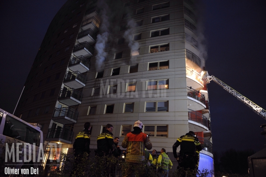 Grote uitslaande brand in flat aan de Backershagen in Rotterdam (video)