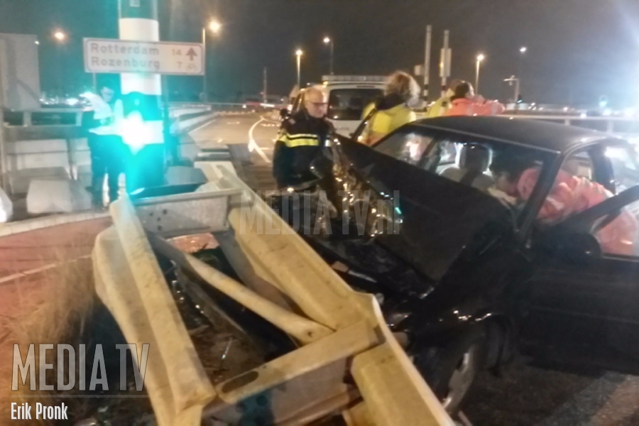 Auto eindigt in vangrail op het Hartelviaduct Spijkenisse